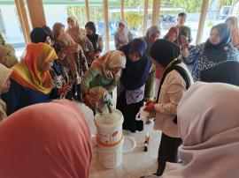 Sosialisasi dan Demonstrasi Pengelolaan Sampah Organik oleh KKN-PPM UGM